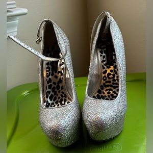 DOLLHOUSE Size 7 Luminous Sparkle Platinum Platform Heel Shoes